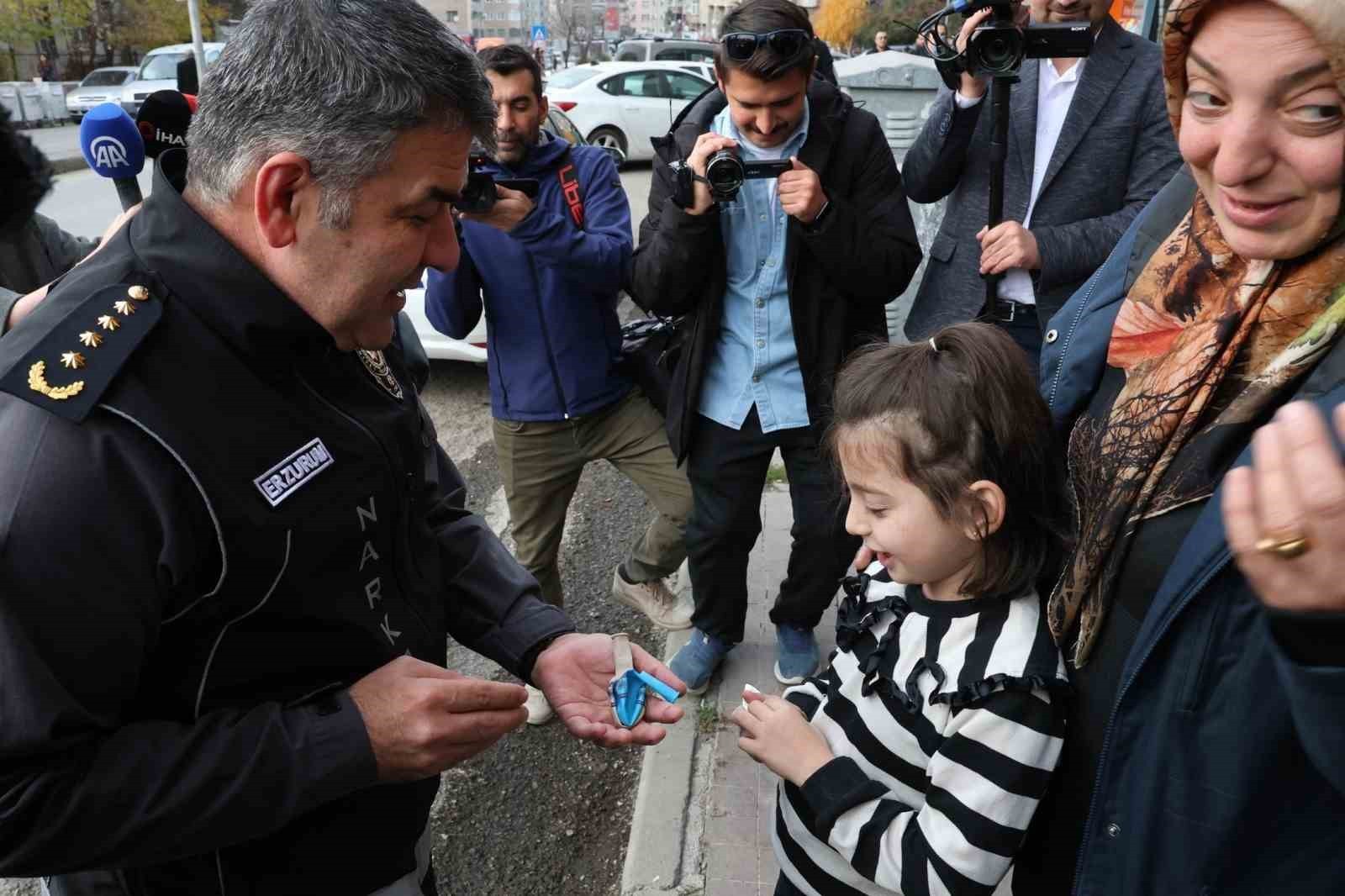 EMNİYET MÜDÜRÜ ONUR KARABURUN, UYGULAMA SIRASINDA VATANDAŞLARLA YAKINDAN İLGİLENDİ