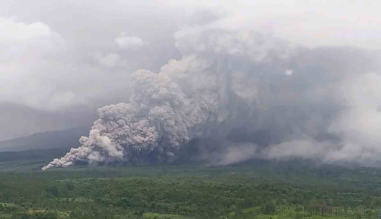ENDONEZYA'DA SEMERU YANARDAĞI PATLADI