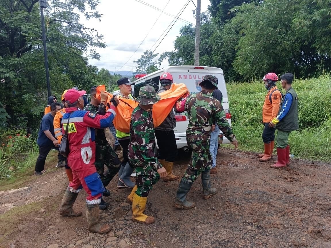 ENDONEZYA'NIN ORTA JAVA EYALETİNDEKİ CİLACAP KENTİNDE ETKİLİ OLAN ŞİDDETLİ YAĞIŞLARIN YOL AÇTIĞI...