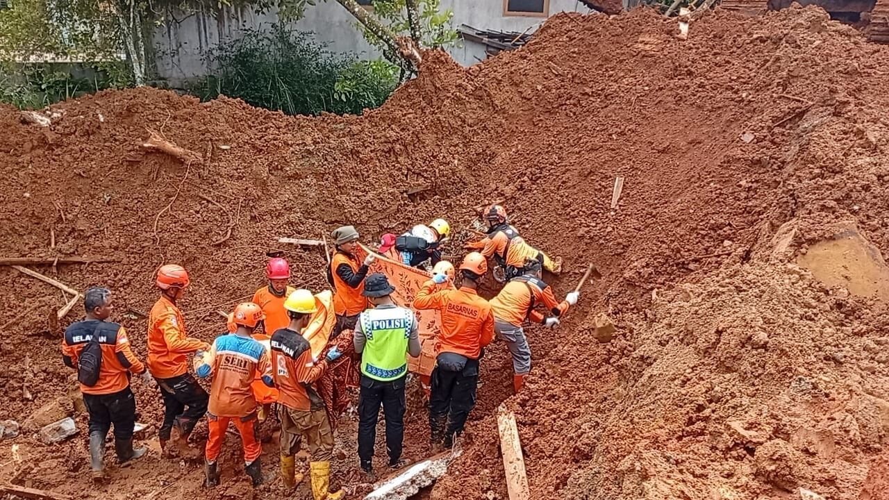 ENDONEZYA'NIN ORTA JAVA EYALETİNDEKİ CİLACAP KENTİNDE ETKİLİ OLAN ŞİDDETLİ YAĞIŞLARIN YOL AÇTIĞI...