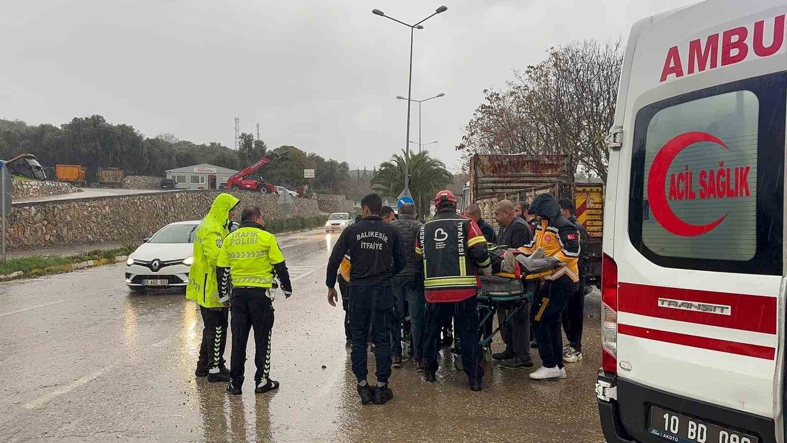 ERDEK'TE KAMYON İLE MOTOSİKLET ÇARPIŞTI: 1 YARALI