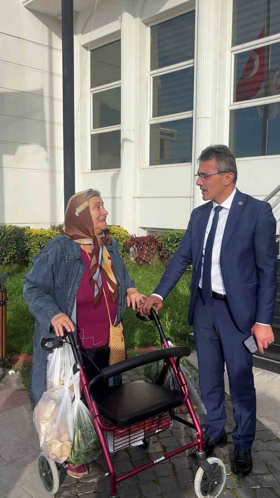 ERENLER BELEDİYE BAŞKANI ŞENOL DİNÇ, BELEDİYE BAHÇESİNDEN ELİNDE POŞETLERİYLE GEÇEN YAŞLI KADINI...