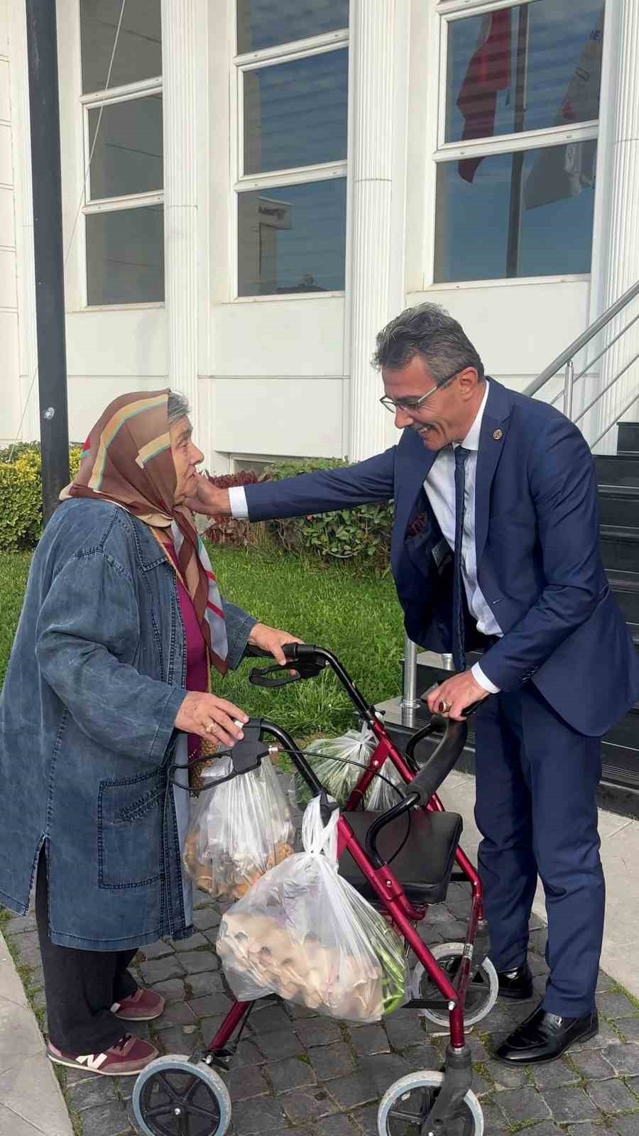 ERENLER BELEDİYE BAŞKANI ŞENOL DİNÇ, BELEDİYE BAHÇESİNDEN ELİNDE POŞETLERİYLE GEÇEN YAŞLI KADINI...