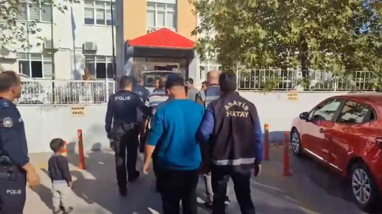 ERZİN’DE BIÇAKLI KAVGA OLAYININ ŞÜPHELİSİ 3 KİŞİ TUTUKLANDI