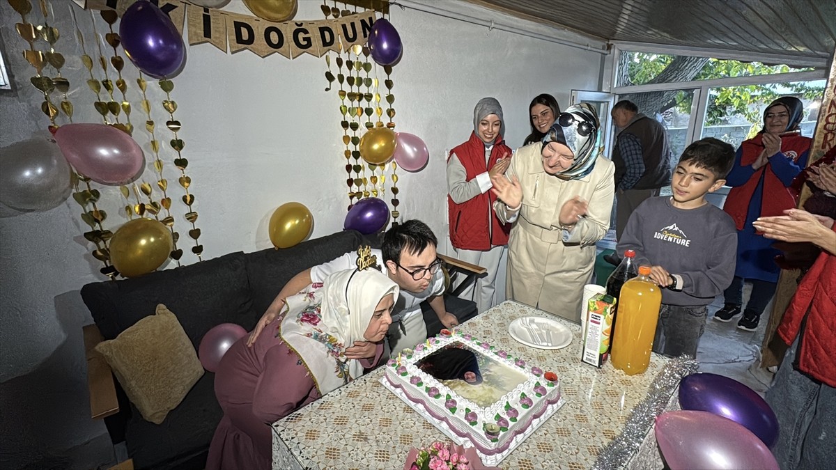 Erzincan'da Gönüllü Gençler Derneği üyeleri, down sendromlu Sümeyra Demir’in doğum gününü evinde...