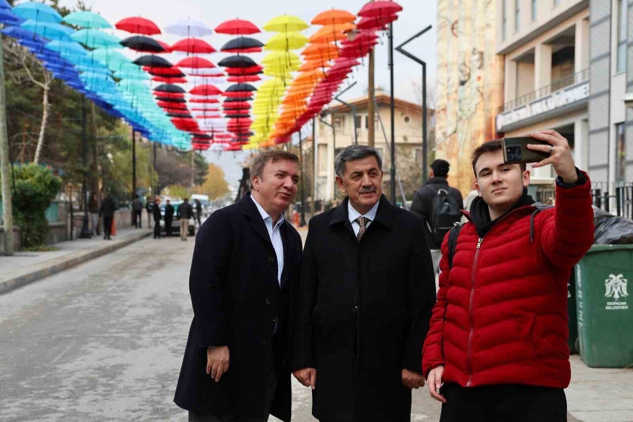 ERZİNCAN'DA RENGÂRENK ŞEMSİYELERLE KAPLANAN SOKAK İLGİ GÖRÜYOR