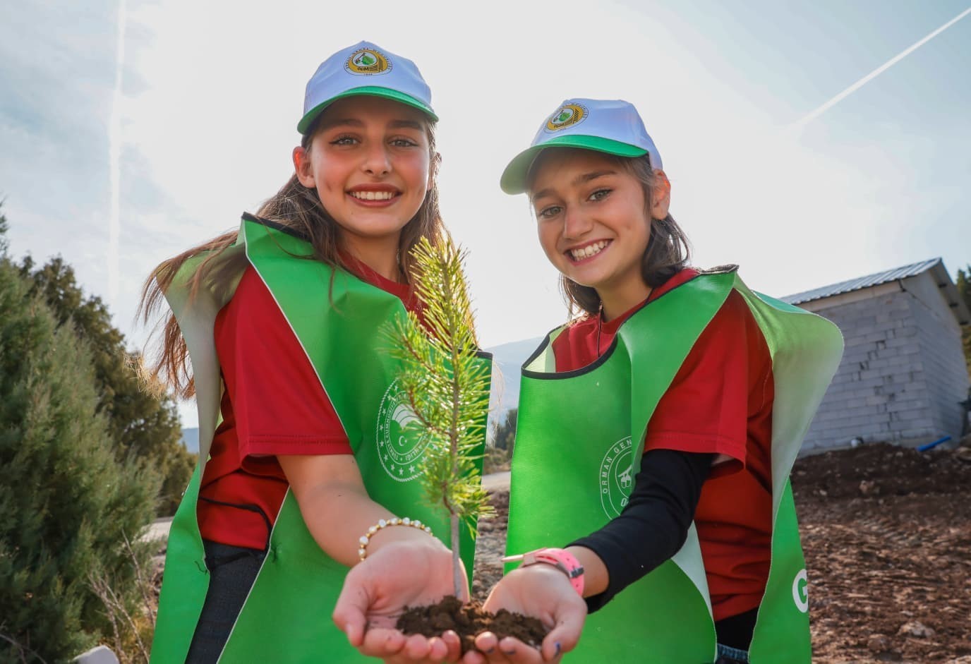 ERZİNCAN’DA 11 KASIM MİLLİ AĞAÇLANDIRMA GÜNÜ’NDE BİNLERCE FİDAN TOPRAKLA BULUŞTU