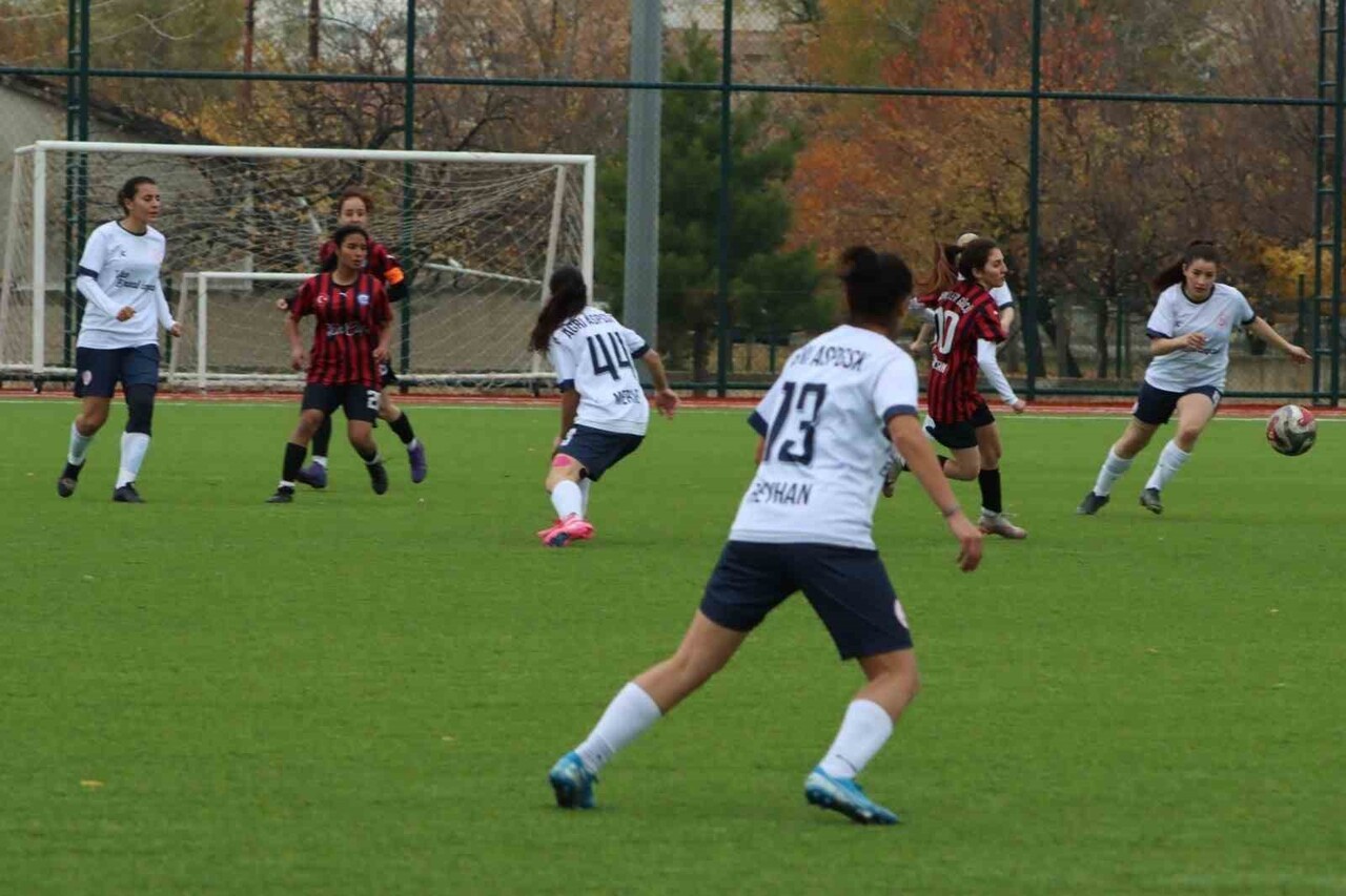 ERZİNCAN’IN KIZLARI AĞRI’YA 5-0 YENİLDİ