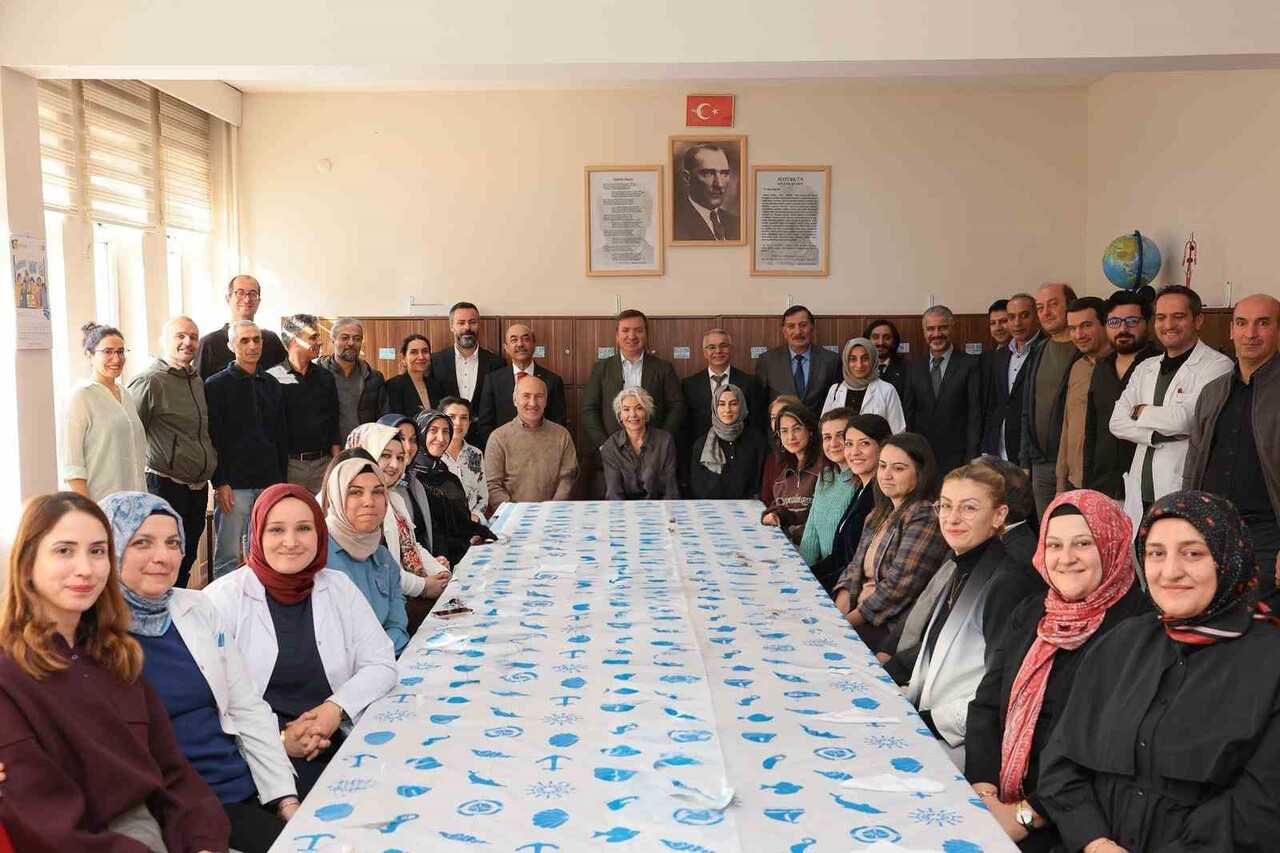 ERZİNCAN VALİSİ HAMZA AYDOĞDU, İL MİLLÎ EĞİTİM MÜDÜRÜ HACI ÖMER KARTAL İLE BİRLİKTE CUMHURİYET...