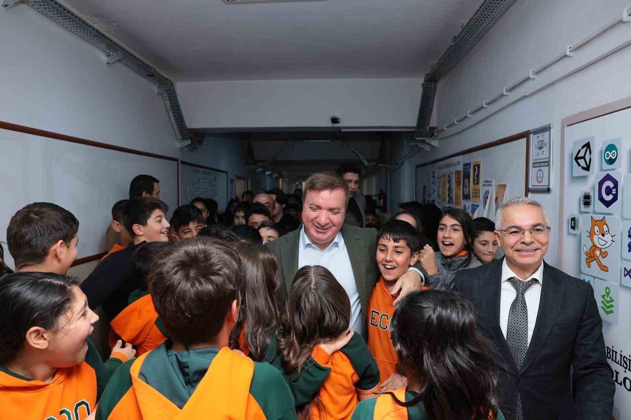 ERZİNCAN VALİSİ HAMZA AYDOĞDU, İL MİLLÎ EĞİTİM MÜDÜRÜ HACI ÖMER KARTAL İLE BİRLİKTE CUMHURİYET...