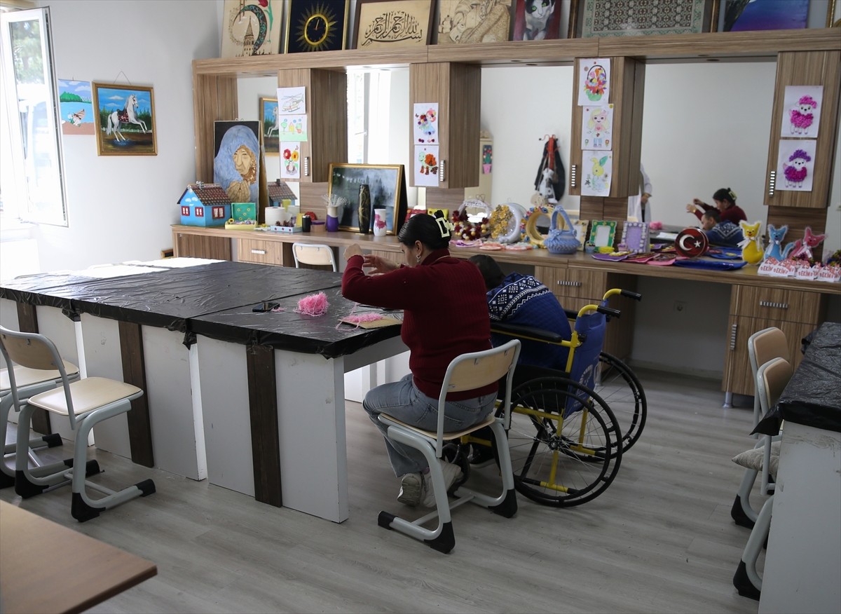 Erzurum'da yaşayan zihinsel engelli 28 yaşındaki Firdevs Bayburt ile tekerlekli sandalyedeki...