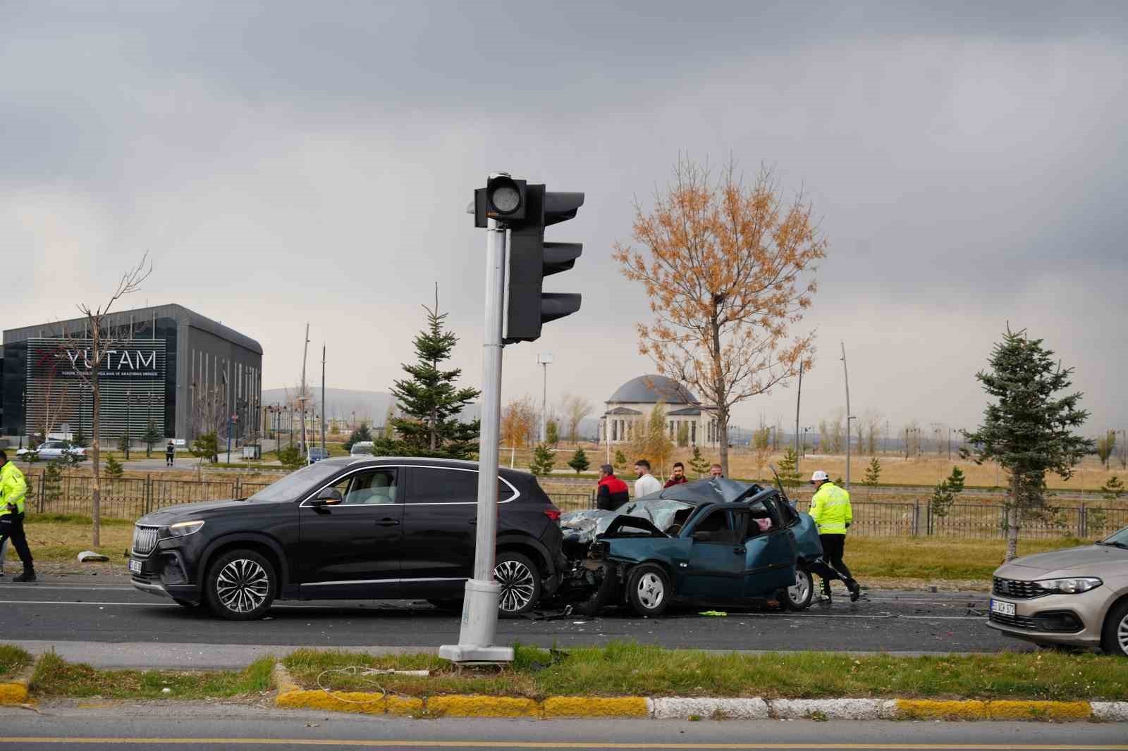 ERZURUM’DA BİR TIR IŞIKLARDA BEKLEYEN ARAÇLARA ÇARPTI. 2 KİŞİNİN YARALANDIĞI KAZADA, TOFAŞ MARKA...