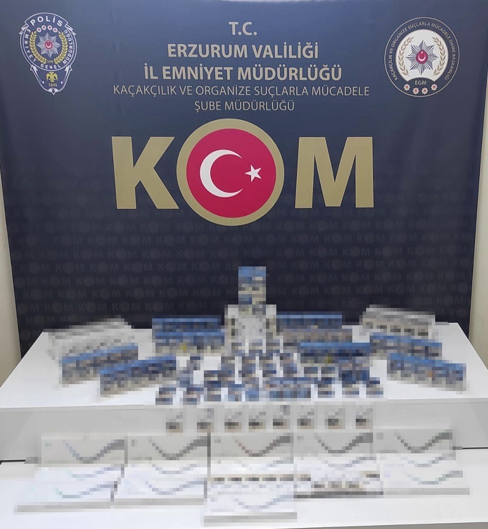 ERZURUM’DA KOM ŞUBE MÜDÜRLÜĞÜ EKİPLERİNCE YAPILAN OPERASYONDA BİN 273 PAKET KAÇAK SİGARA ELE...
