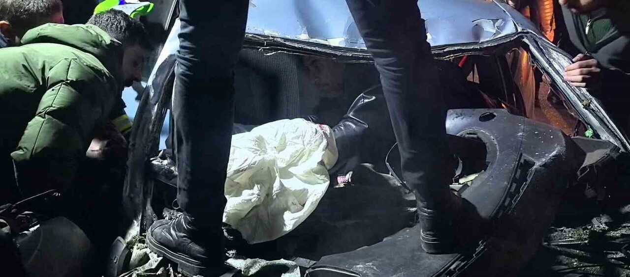 ERZURUM’DA MEYDANA GELEN TRAFİK KAZASINDA 1 KİŞİ HAYATINI KAYBETTİ, 2 KİŞİ YARALANDI.