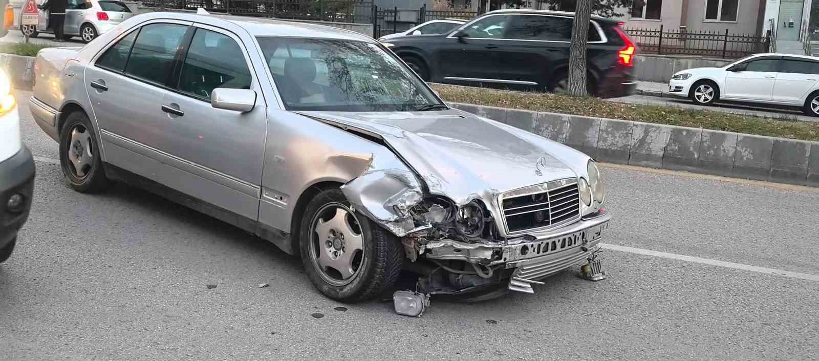 ERZURUM’DA MEYDANA GELEN TRAFİK KAZASINDA 3 KİŞİ YARALANDI.