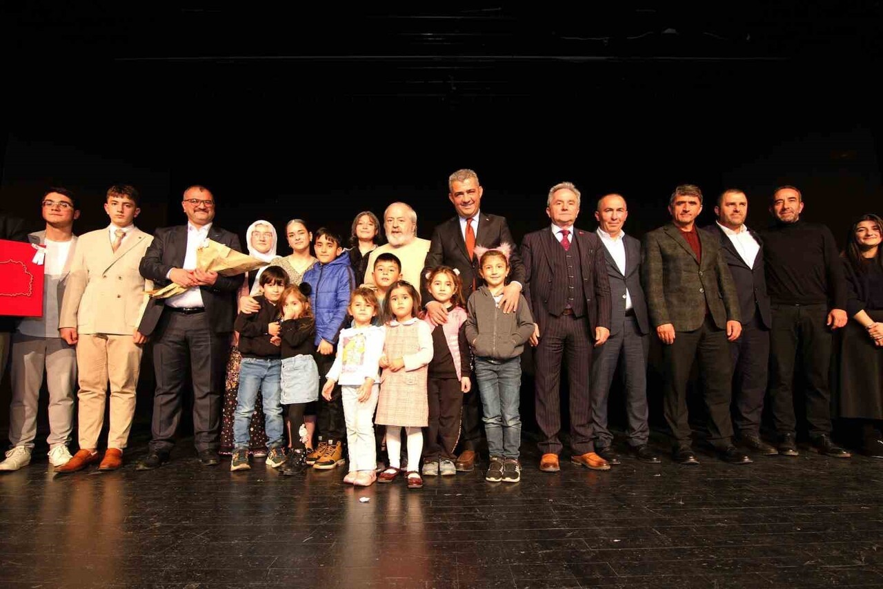 ERZURUM’DA "BİR GÜN DEĞİL BİR GÜL’DÜR ÖĞRETMEN" İSİMLİ TİYATRO GÖSTERİMİ DUYGU DOLU ANLARIN...