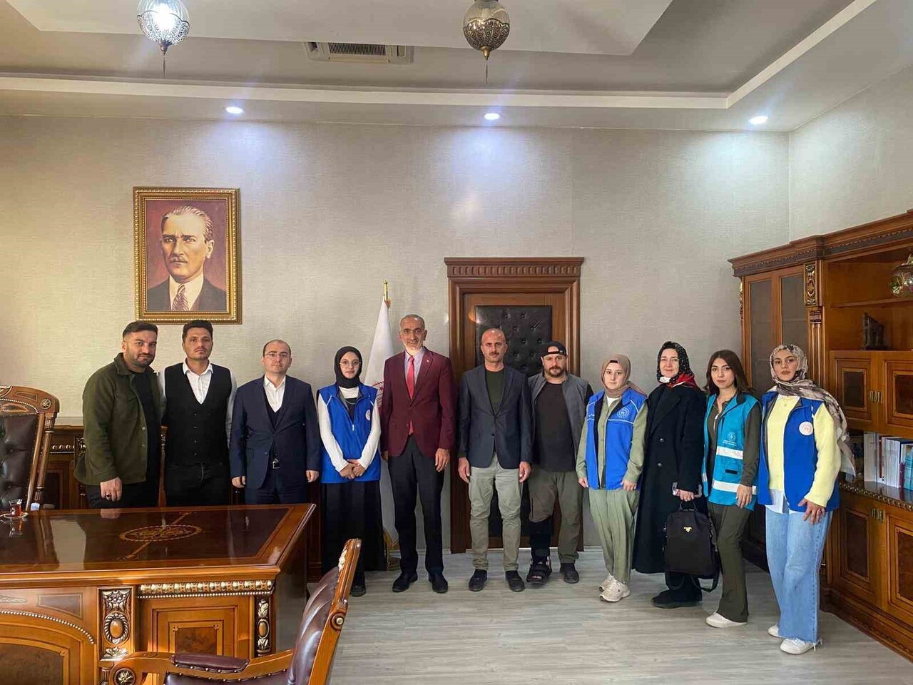 ERZURUM’UN NARMAN İLÇESİNDEN GÖNÜLLÜ GENÇLER VE GENÇLİK MERKEZİ PERSONELİ KARAÇOBAN İLÇESİNE GÖNÜL...