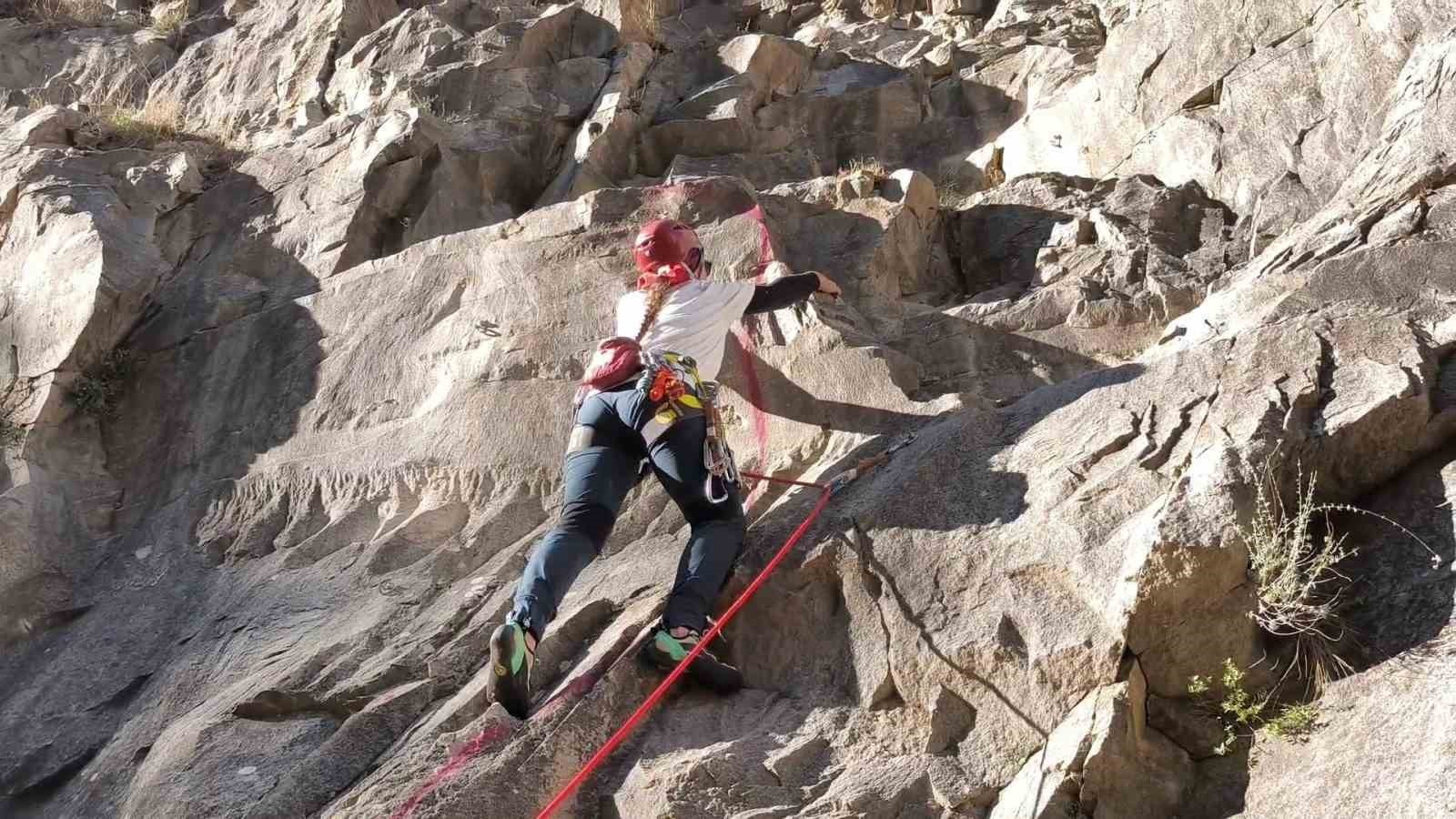 ERZURUM’UN UZUNDERE İLÇESİNDE 70 KİŞİLİK BİR EKİP DAĞCILIK EĞİTİMİ İÇİN ZORLU BİR TIRMANIŞ...