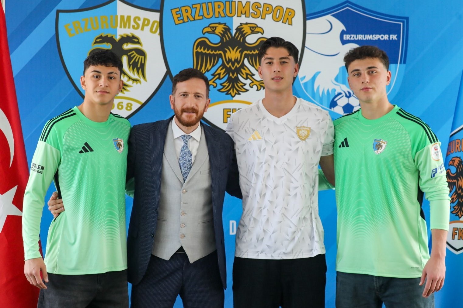 ERZURUMSPOR FK, ALTYAPISINDA BULUNAN ÜÇ SPORCUSUYLA PROFESYONEL SÖZLEŞMEYE İMZA ATTI.