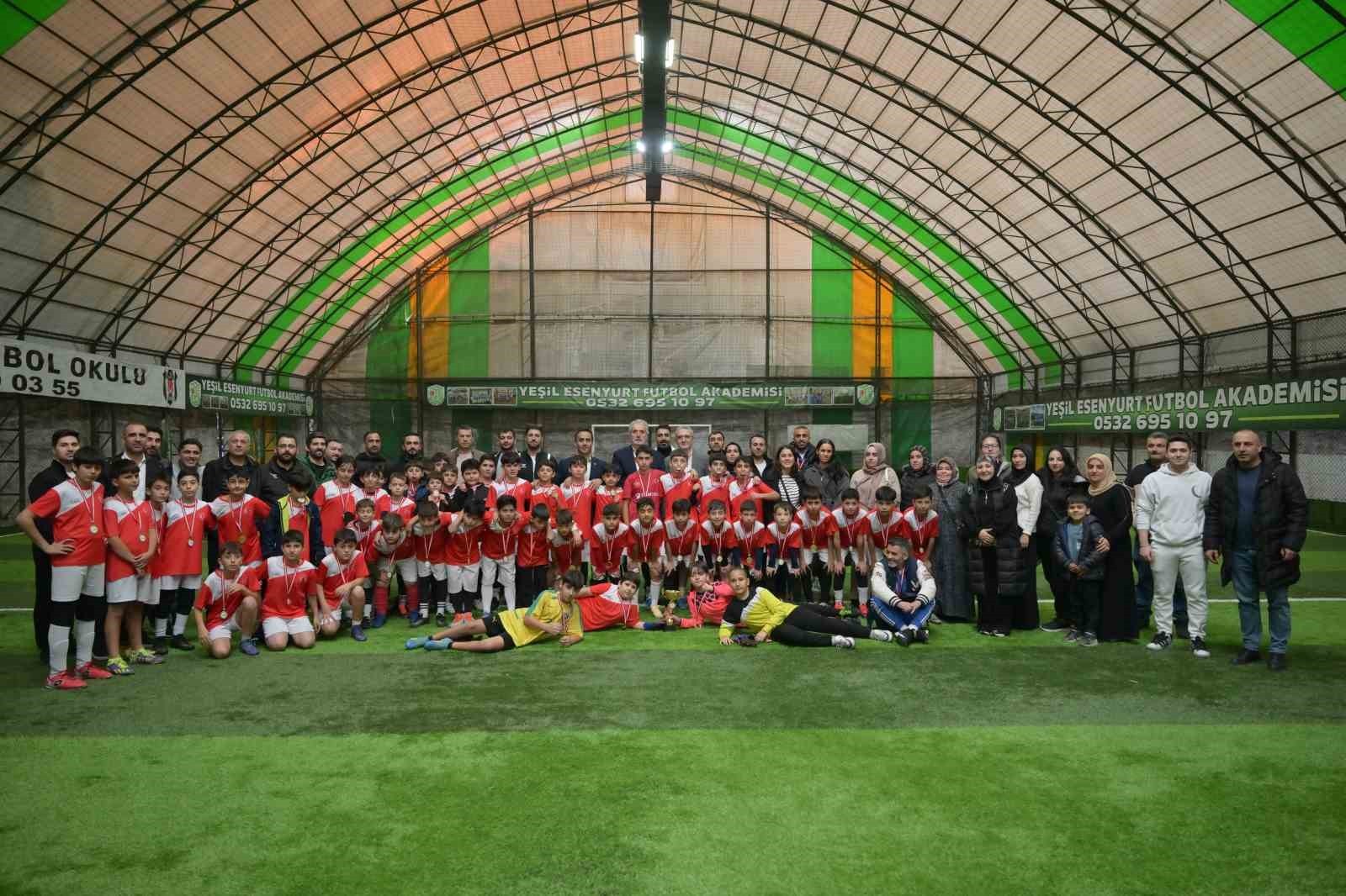 ESENYURT BELEDİYESİ’NİN SPOR KURSLARINDA EĞİTİM ALAN 7-14 YAŞ ARASI GENÇ SPORCULARDAN OLUŞAN 8...