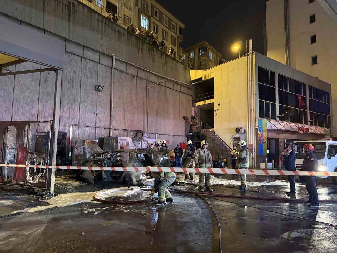 ESENYURT, E-5 KARAYOLU YAN YOLDA BULUNAN BİR AKARYAKIT İSTASYONUNDA ŞARJA BAĞLI BİR ELEKTRİKLİ...