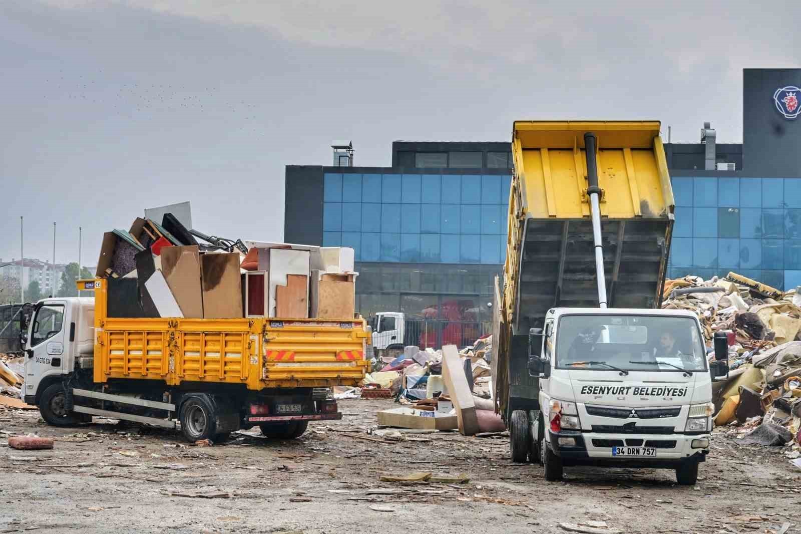 ESENYURT’TA TEMİZLİK HAREKETİ ÇERÇEVESİNDE İLÇEDEKİ ÇEVRE TEMİZLİĞİ ÇALIŞMALARI ARALIKSIZ DEVAM...