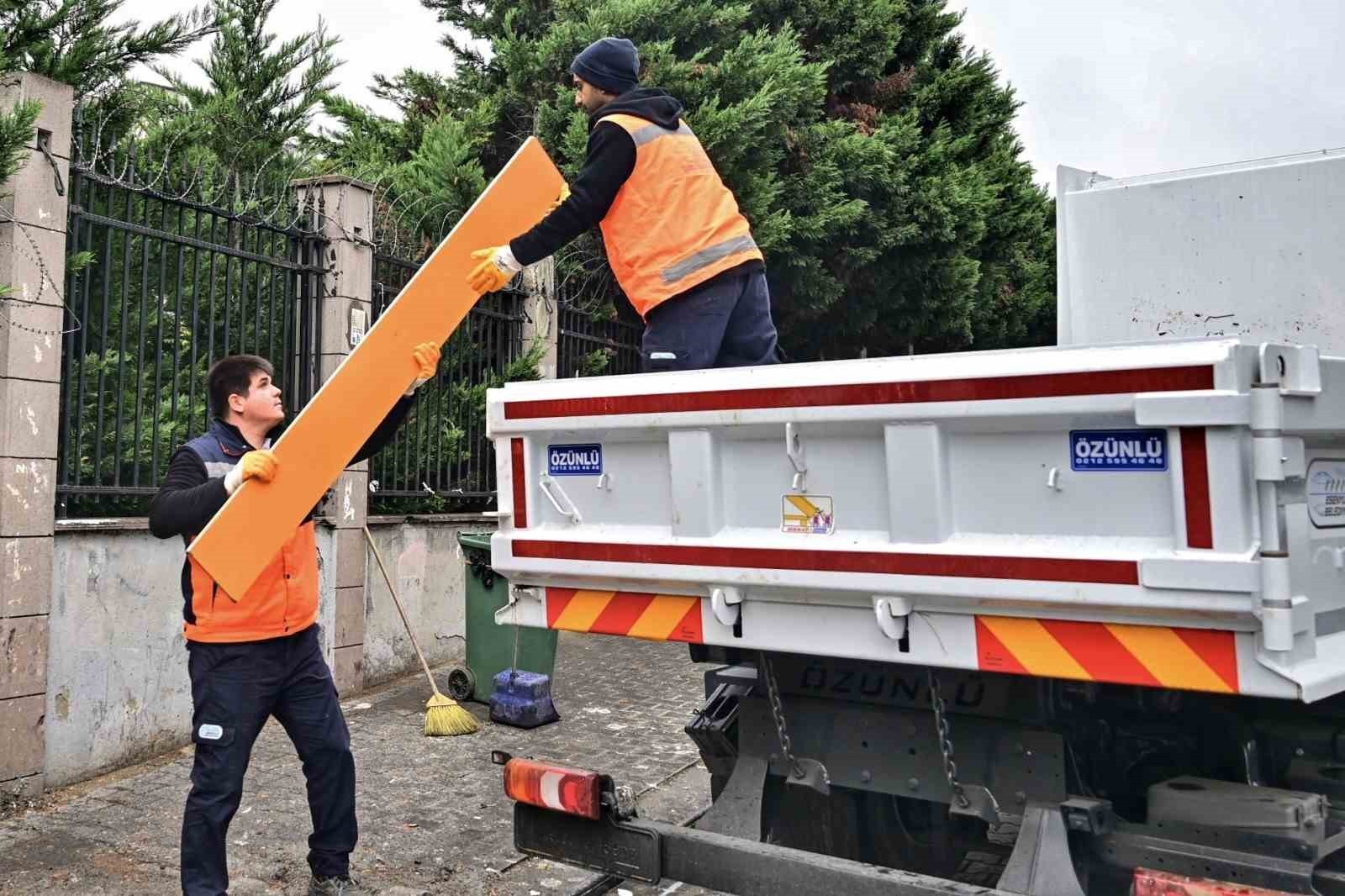 ESENYURT’TA TEMİZLİK HAREKETİ ÇERÇEVESİNDE İLÇEDEKİ ÇEVRE TEMİZLİĞİ ÇALIŞMALARI ARALIKSIZ DEVAM...