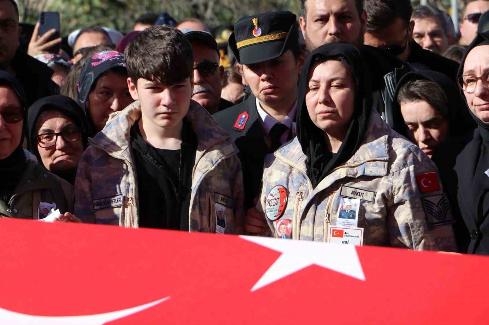 EŞİ VE OĞLU ASKERİ KIYAFET GİYDİ