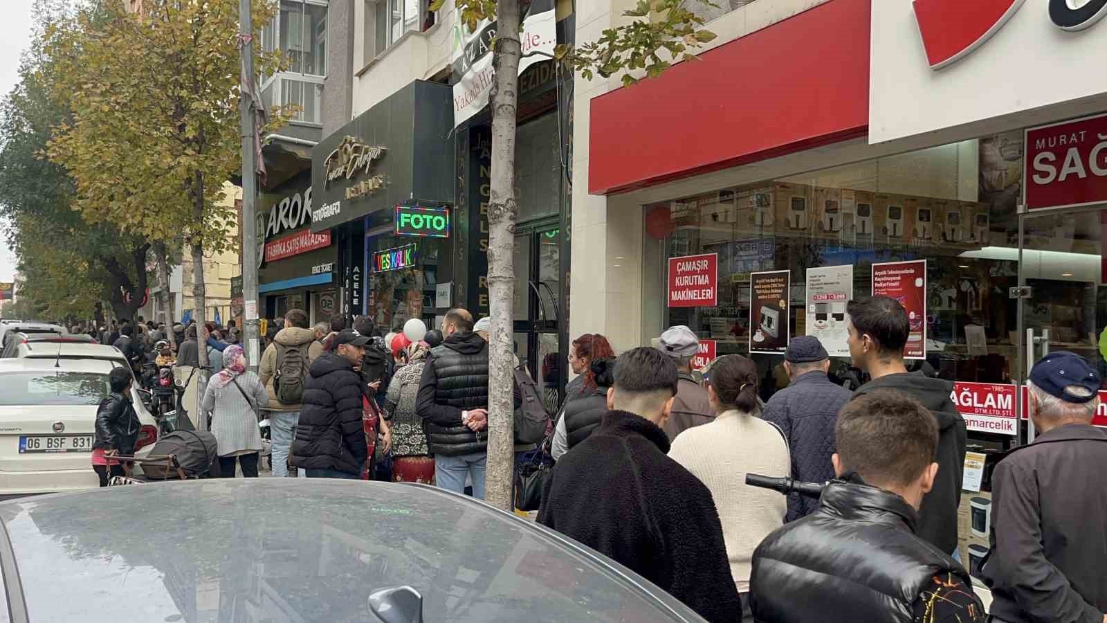 ESKİŞEHİR'DE 'YÜZYILIN KONUT PROJESİ'NE BAŞVURULARIN BAŞLAMASIYLA BİRLİKTE İLGİLİ ŞUBELERİNİN...