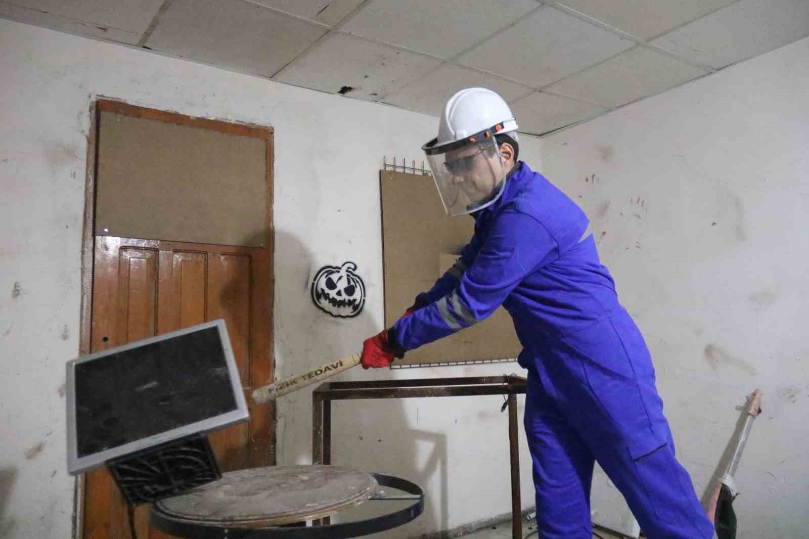 ESKİŞEHİR'DE AÇILAN STRES EVİNE GİREN VATANDAŞLAR, YARIM SAATLİK SEANSTA İŞLETME İÇİNDEKİ EŞYALARI...