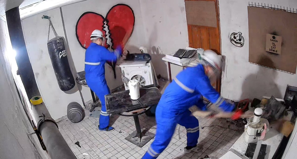 ESKİŞEHİR'DE AÇILAN STRES EVİNE GİREN VATANDAŞLAR, YARIM SAATLİK SEANSTA İŞLETME İÇİNDEKİ EŞYALARI...