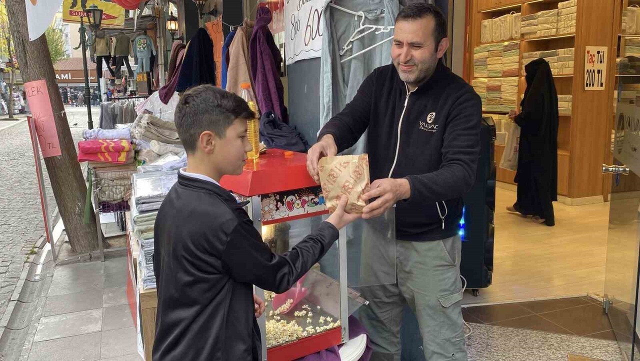 ESKİŞEHİR'DE BİR PERDE İŞLETMESİ, MÜŞTERİ ÇEKEBİLMEK VE DÜKKAN ÖNÜNÜ KALABALIK GÖSTERMEK AMACIYLA...