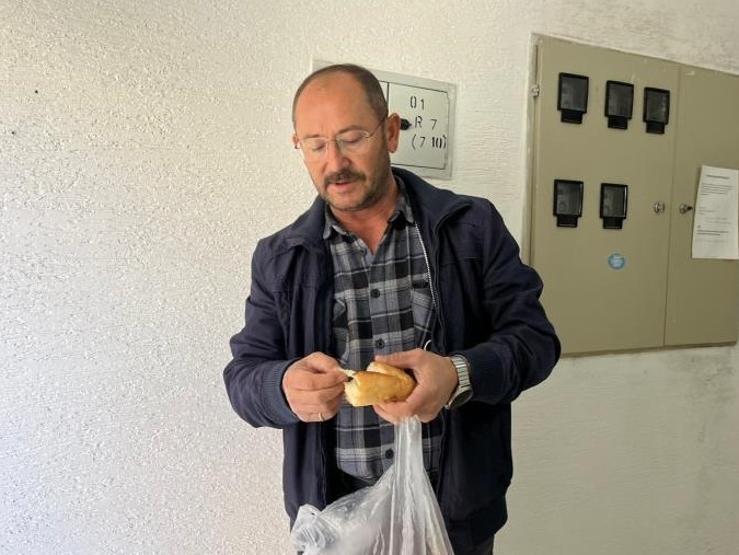 ESKİŞEHİR'DE BİRÇOK ŞUBESİ OLAN FIRINDAN ALDIĞI VE EVDE BÖLDÜĞÜ EKMEĞİN İÇİNDEN ÇIKAN POŞETLE ŞOK...