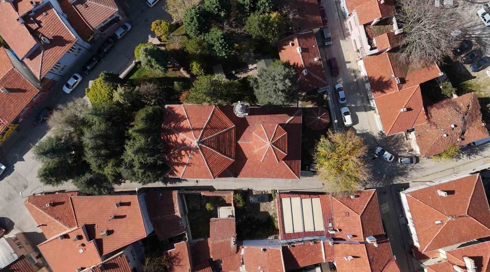 ESKİŞEHİR'DE HAMAM OLARAK İNŞA EDİLEN VE DAHA SONRA CAMİYE ÇEVRİLEN AK CAMİİ 700 YILDIR AYAKTA...