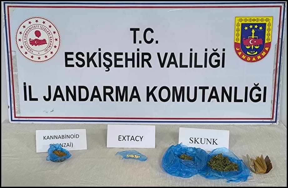 ESKİŞEHİR'DE JANDARMA EKİPLERİNCE DURDURULAN BİR ARAÇTA BULUNAN 2 ŞAHSIN ŞÜPHELİ HAREKETLER...