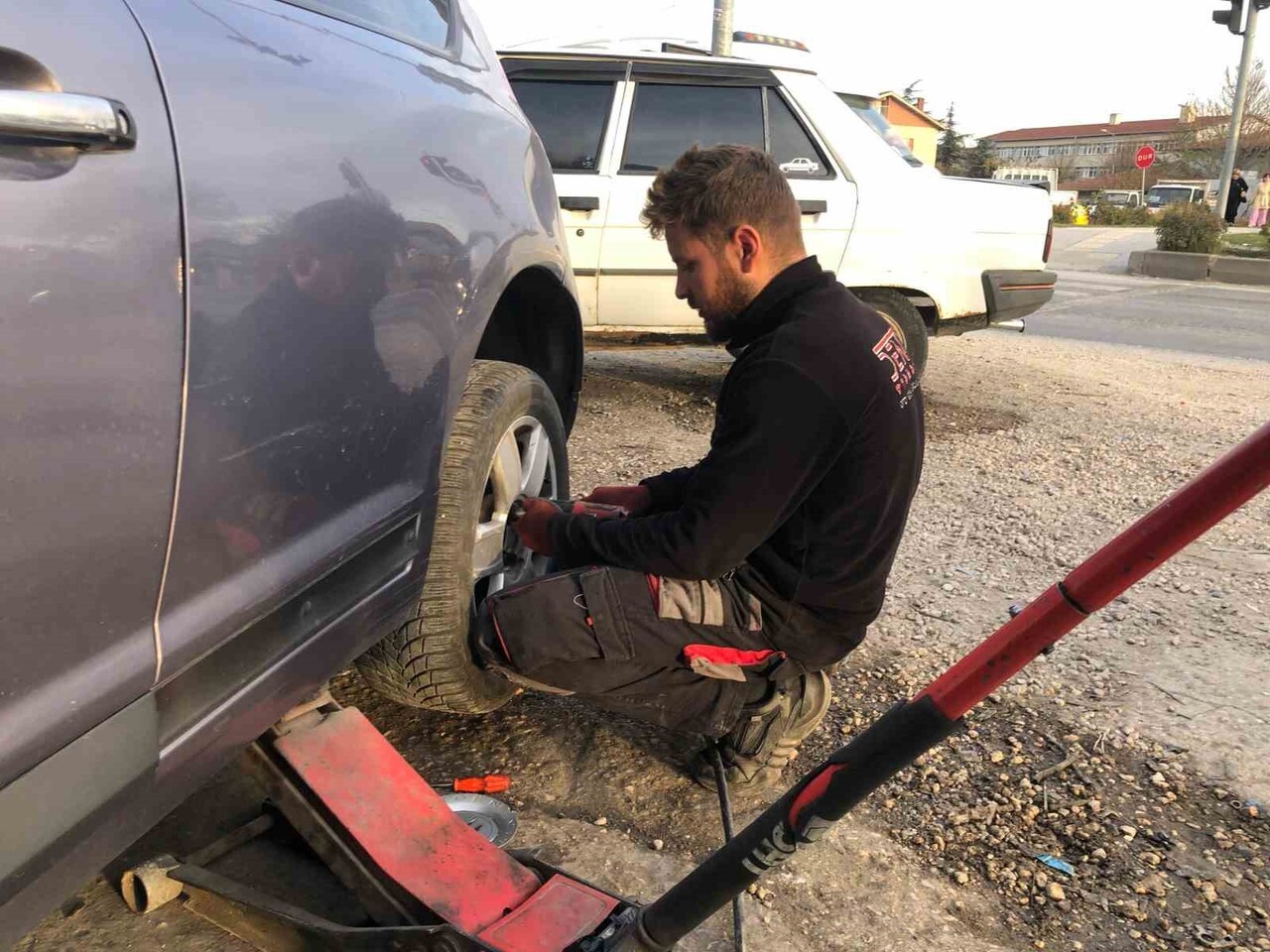 ESKİŞEHİR'DE KIŞ AYLARININ ETKİSİNİ GÖSTERMEYE BAŞLAMASIYLA BİRLİKTE ARAÇ SAHİPLERİ LASTİKÇİLERİN...