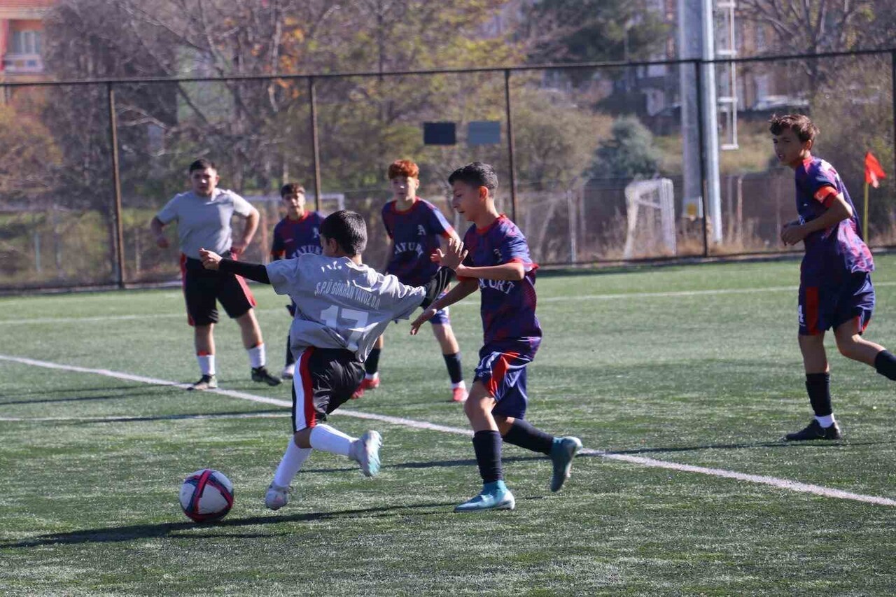 ESKİŞEHİR'DE OKUL SPORLARI YILDIZ ERKEK FUTBOL MÜSABAKALARI'NDA ÖĞRENCİLER FUTBOL HÜNERLERİNİ...