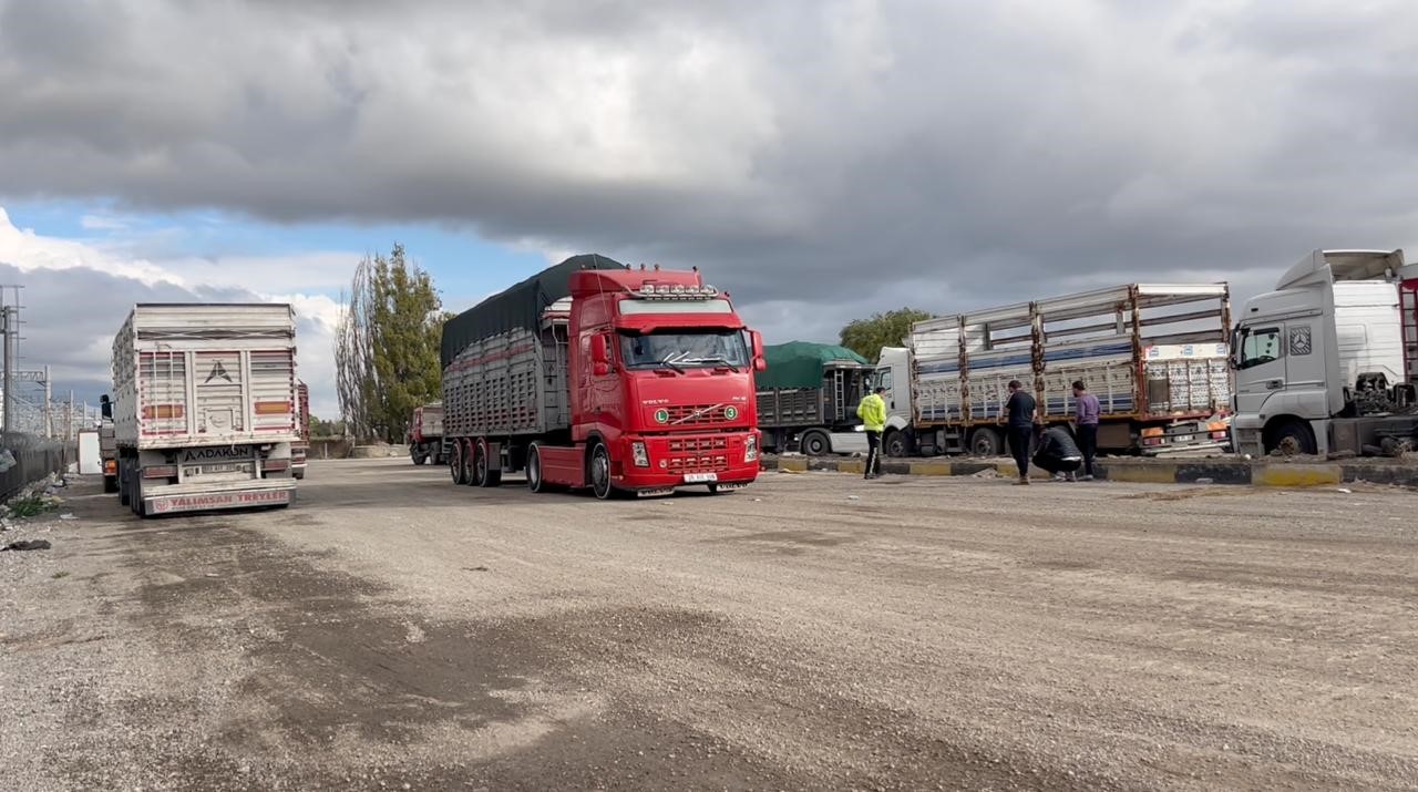 ESKİŞEHİR'DE PANCAR YÜKLÜ TIR, POLİS EKİPLERİNİN 'DUR' İHTARINA UYMAYIP TRAFİĞİ TEHLİKEYE SOKARAK...