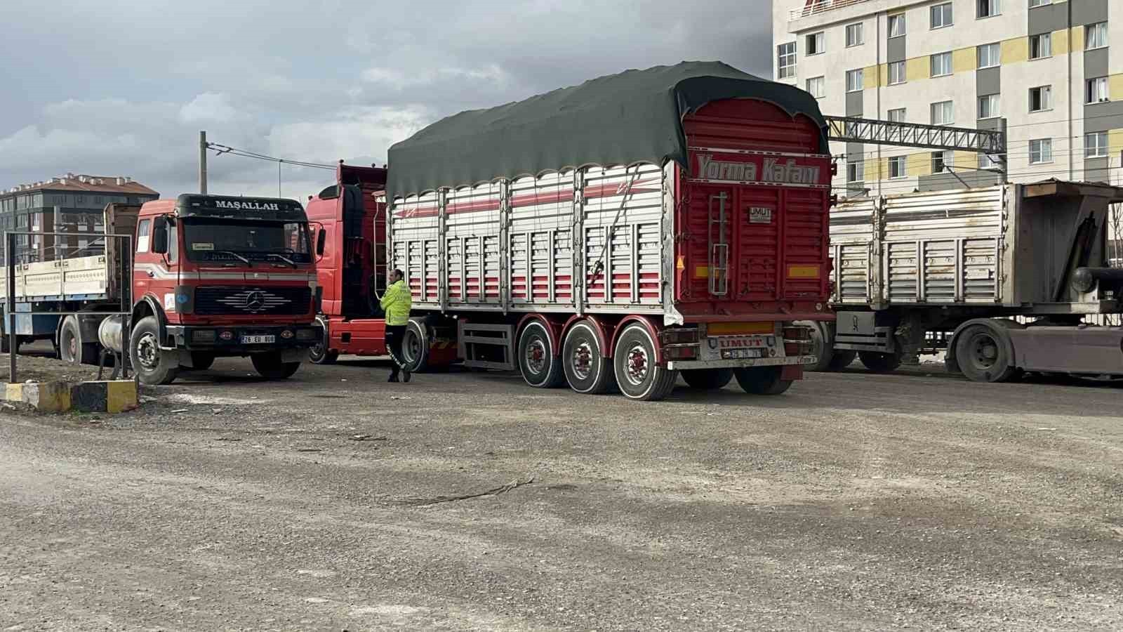 ESKİŞEHİR'DE PANCAR YÜKLÜ TIR, POLİS EKİPLERİNİN 'DUR' İHTARINA UYMAYIP TRAFİĞİ TEHLİKEYE SOKARAK...