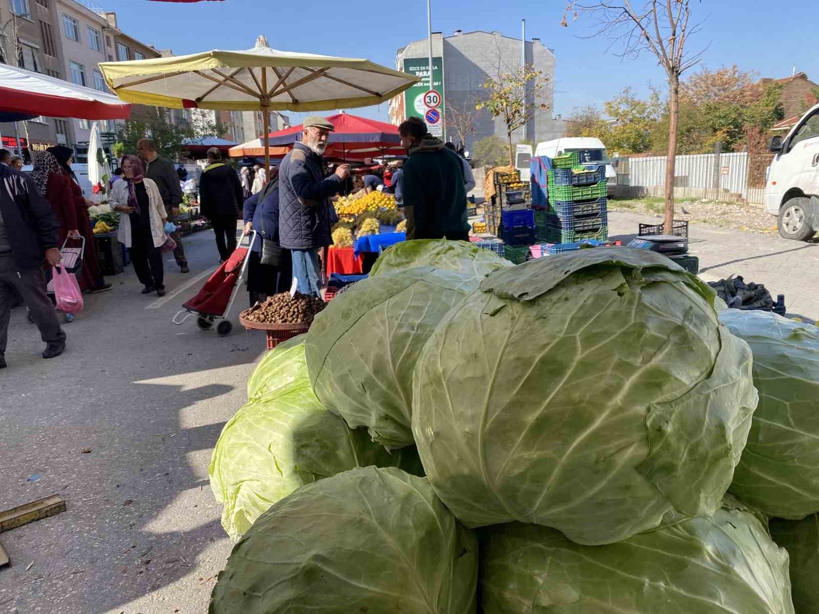 ESKİŞEHİR'DE PAZAR TEZGAHLARINDA YER ALAN 11 KİLOLUK DEVASA LAHANALAR VATADAŞLAR TARAFINDAN İLGİ...