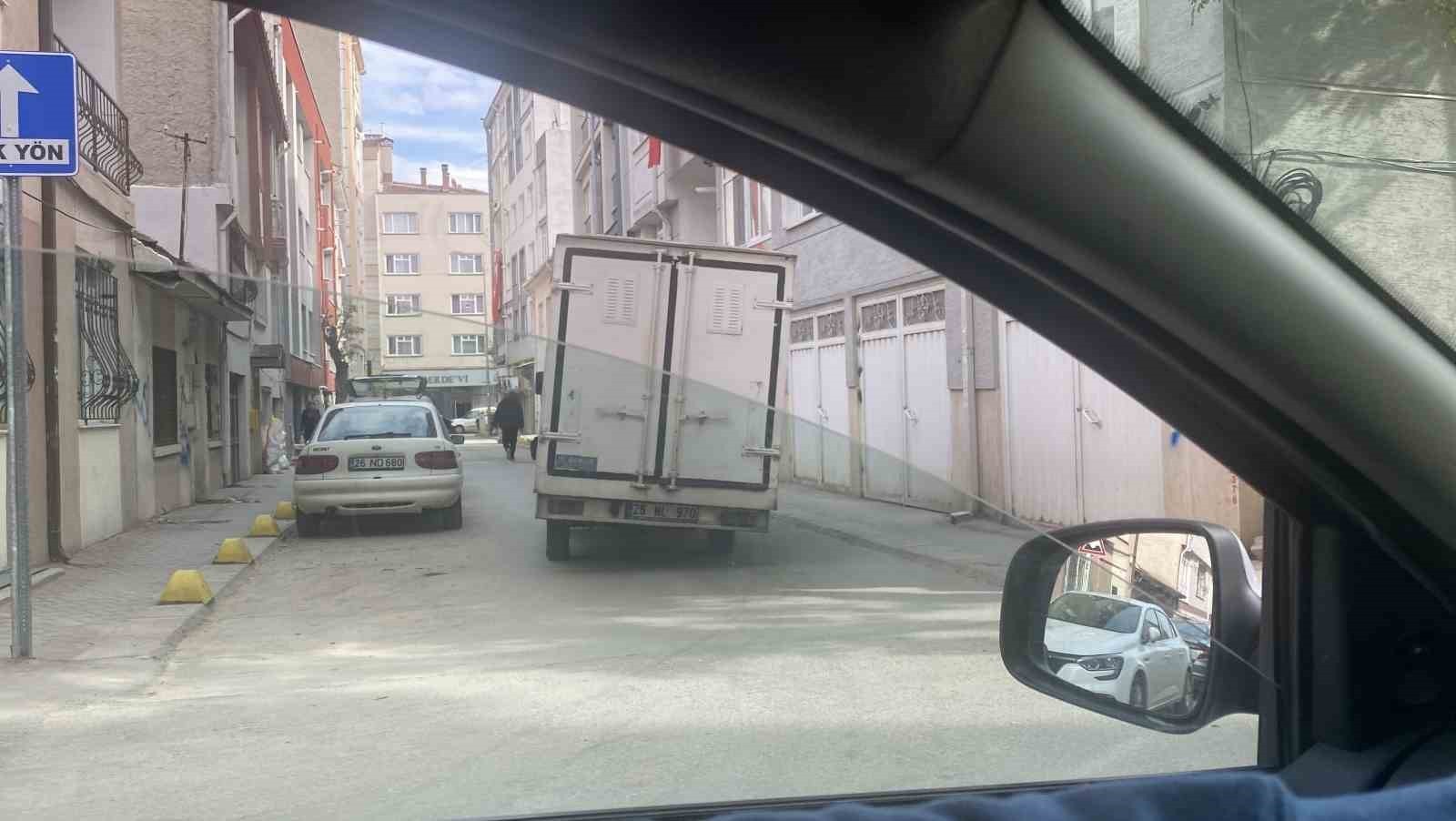 ESKİŞEHİR'DE SAĞA DOĞRU EĞİK OLAN VE DEVRİLECEKMİŞ GİBİ GÖZÜKEN BİR KAMYON GÖRENLERİ TEDİRGİN...