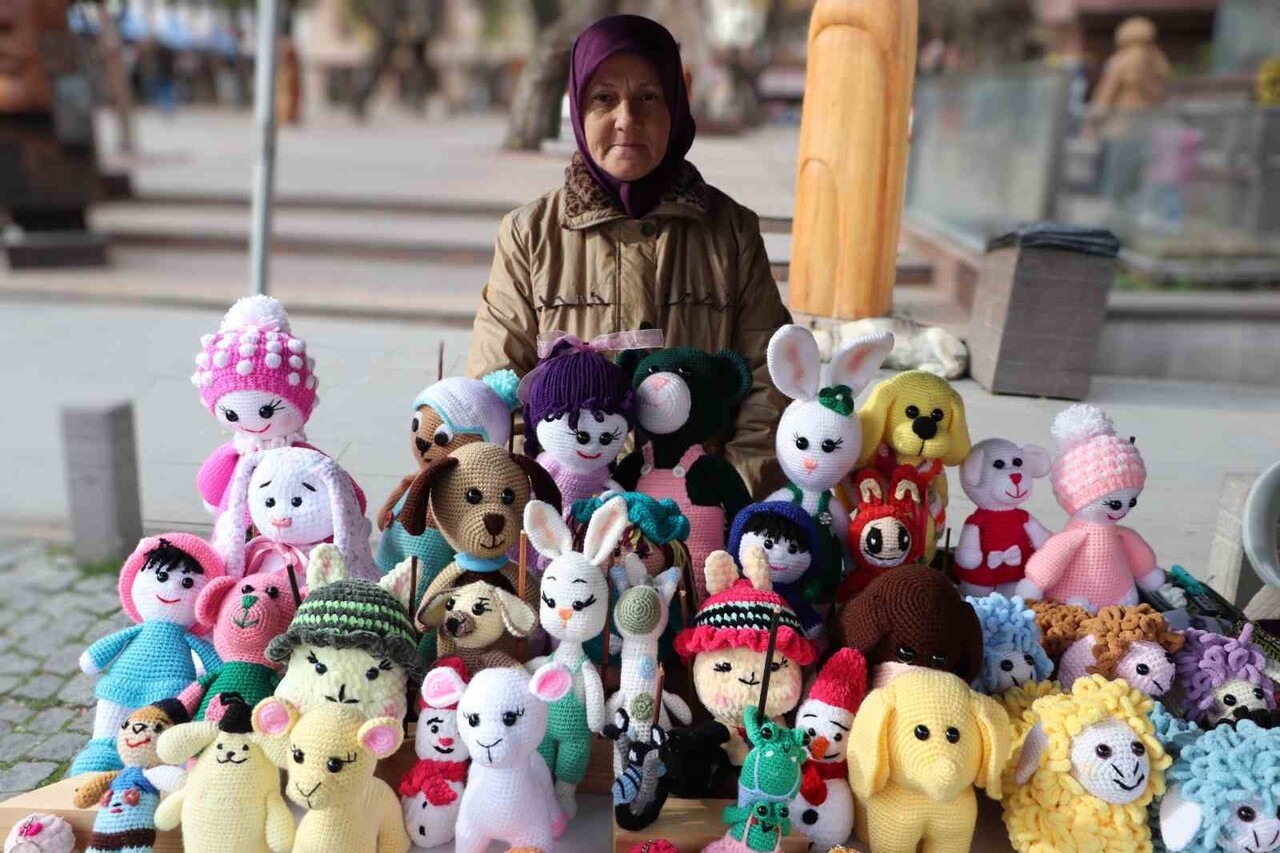 ESKİŞEHİR'DE YAKLAŞIK 5 YILDIR ÖRGÜ BEBEK YAPAN 58 YAŞINDAKİ NAZMİYE KÖYMEN, TARİHİ ODUNPAZARI...