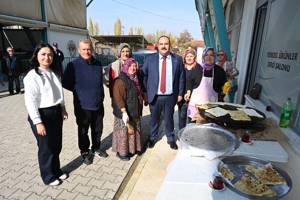 ESKİŞEHİR'İN İNÖNÜ İLÇESİNDEKİ KADINLAR, İNÖNÜ BELEDİYE BAŞKANI SERHAT HAMAMCI'YA YAPTIKLARI...