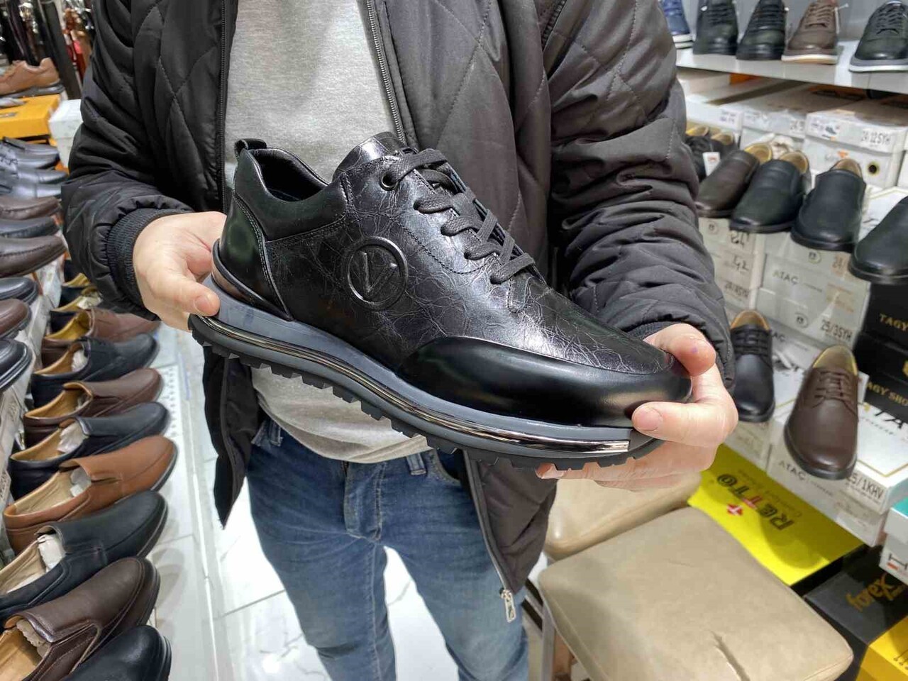 ESKİŞEHİR AYAKKABICILAR ODASI'NIN ESKİ BAŞKANI VE ESNAF NEJAT MADENOĞLU, HER AYAKKABININ BELLİ BİR...