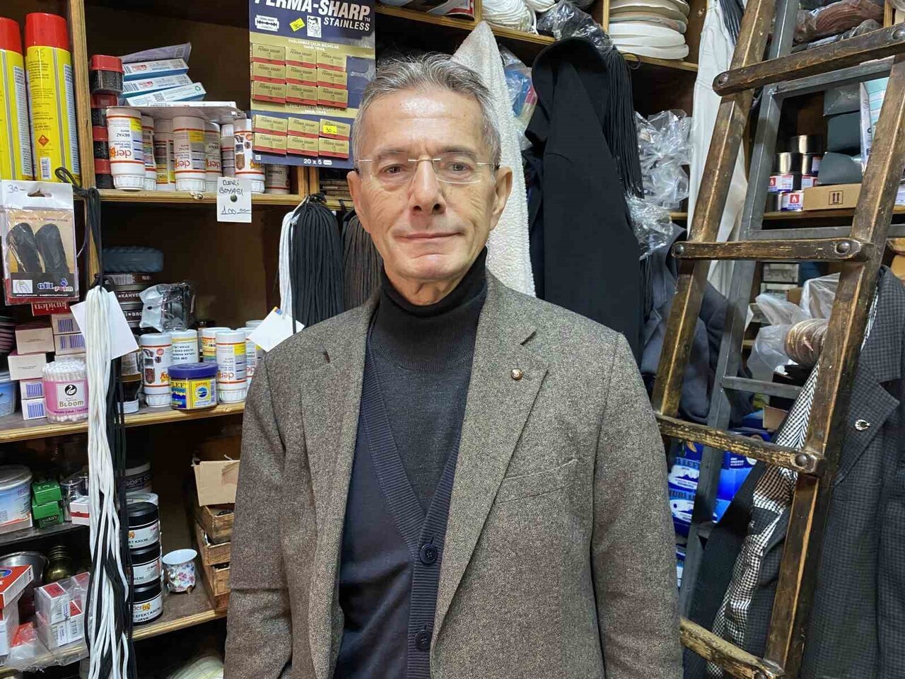 ESKİŞEHİR AYAKKABICILAR ODASI'NIN ESKİ BAŞKANI VE ESNAF NEJAT MADENOĞLU, HER AYAKKABININ BELLİ BİR...