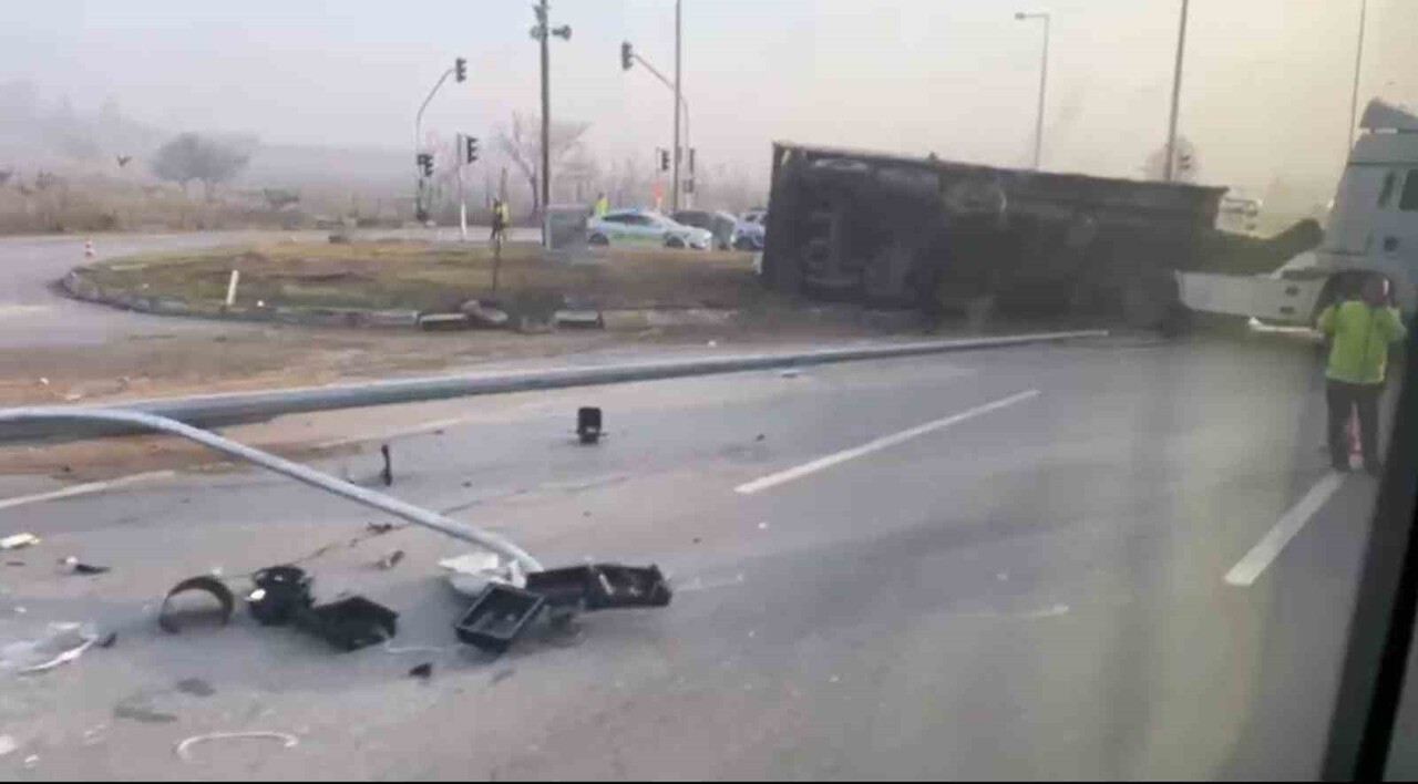 ESKİŞEHİR-BURSA KARAYOLU ÜZERİNDE ESKİŞEHİR İSTİKAMETİNDE İLERLEYEN TIR, TEPEBAŞI İLÇESİ YUKARI...