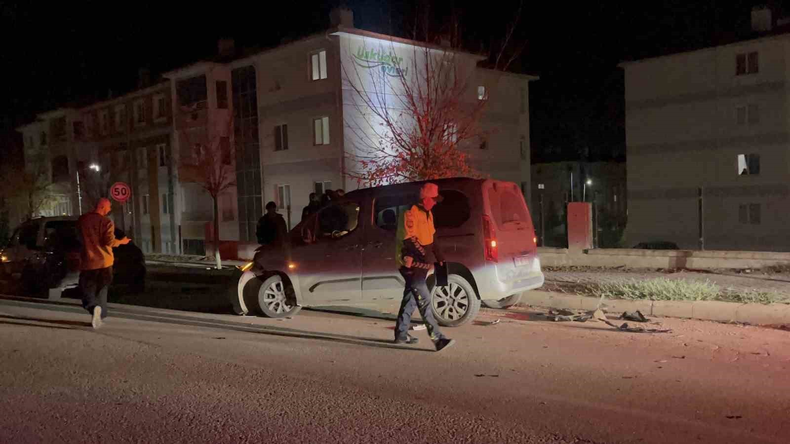 ESKİŞEHİR’DE 214 PROMİL ALKOLLÜ OLAN SÜRÜCÜ ARA SOKAĞA DÖNMEK İSTERKEN BİR BAŞKA ARAÇ KENDİSİNE...