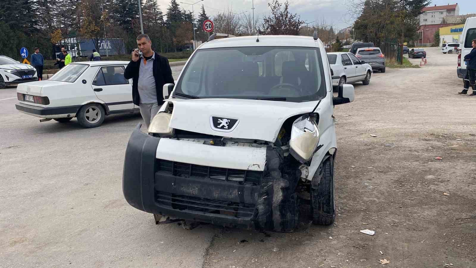 ESKİŞEHİR’DE ARA SOKAKTAN ÇIKAN PANELVANA ÇARPAN BULVARDA İLERLEYEN ARACIN ÇARPMA ANI VE...