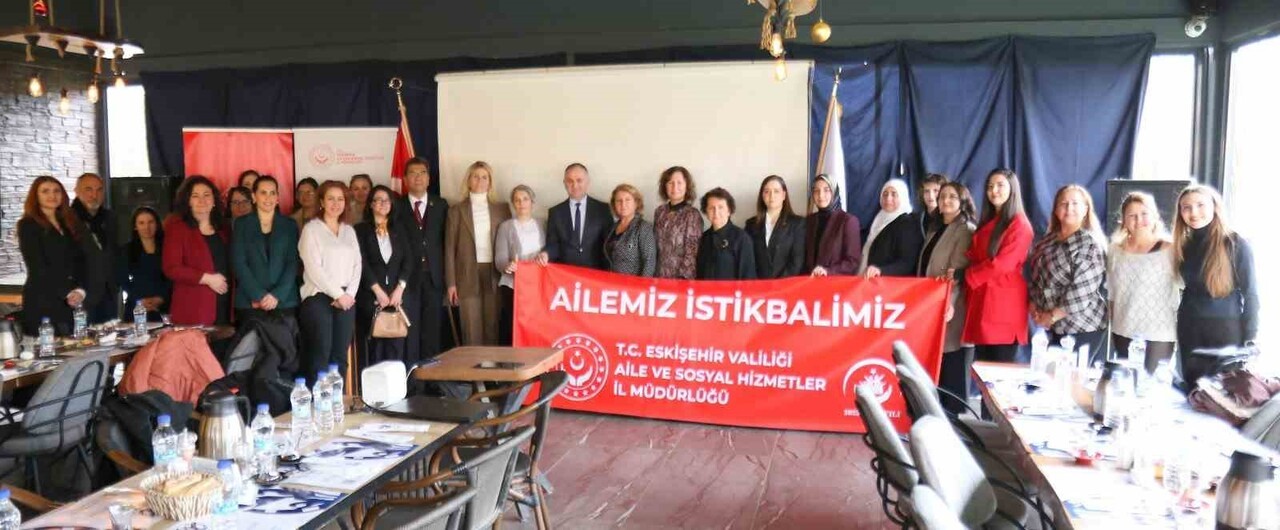 ESKİŞEHİR’DE ‘BÜYÜK AİLE BULUŞMASI VE GÖNÜL ELÇİLERİ İLE KORUYUCU AİLE FARKINDALIK TOPLANTISI’...