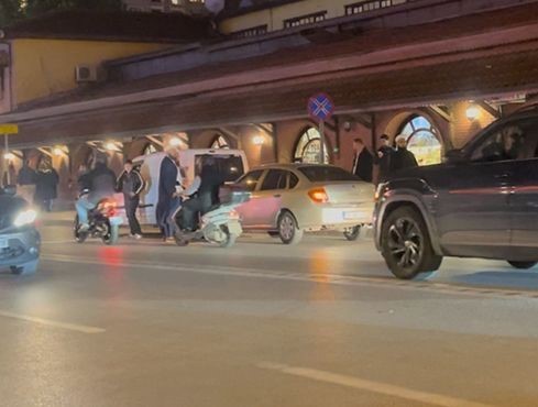 ESKİŞEHİR’DE KARŞI ŞERİDE GEÇEREK DÖNÜŞ YAPAN SEDAN OTOMOBİLİN SÜRÜCÜSÜ, KENDİ YOLUNDA İLERLEYEN...